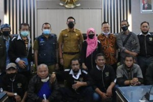 Wabup Kuningan berfoto bersam ausai mengikuti peringatan HPN ke-75 secara virtual.